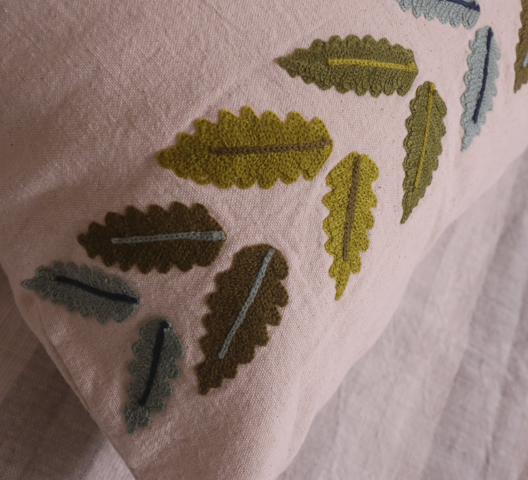 Leaves Tufting 100% cotton Cushion Cover.