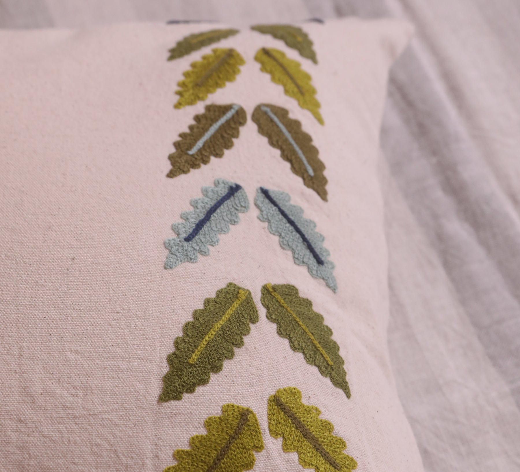 Leaves Tufting 100% cotton Cushion Cover.