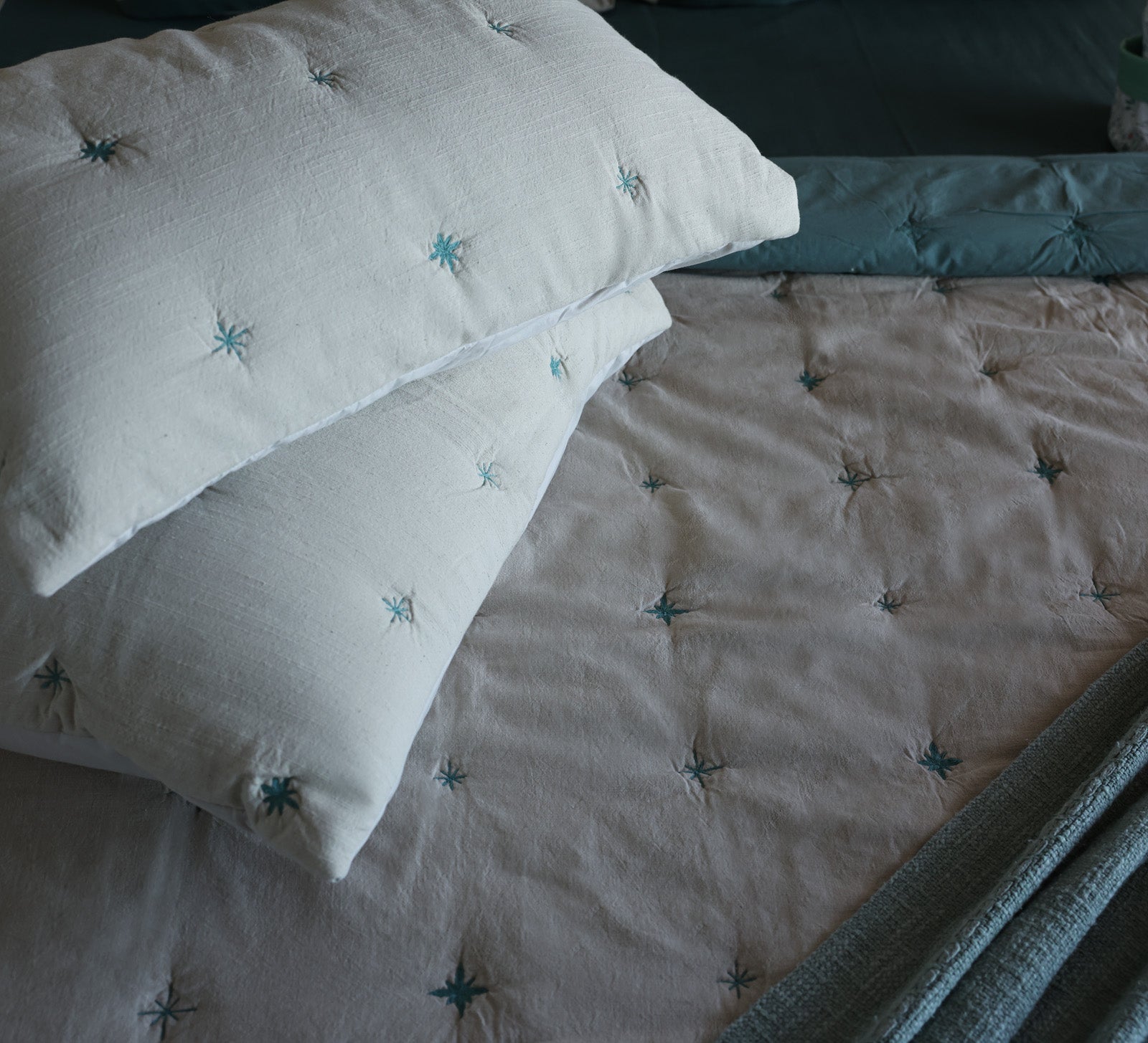 Beige and Blue tuck double bed quilt