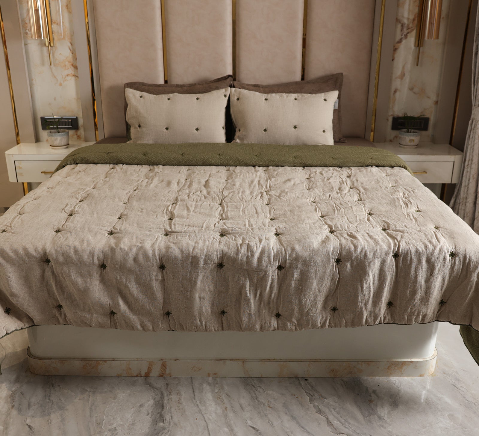 Flower tuck double bed quilt