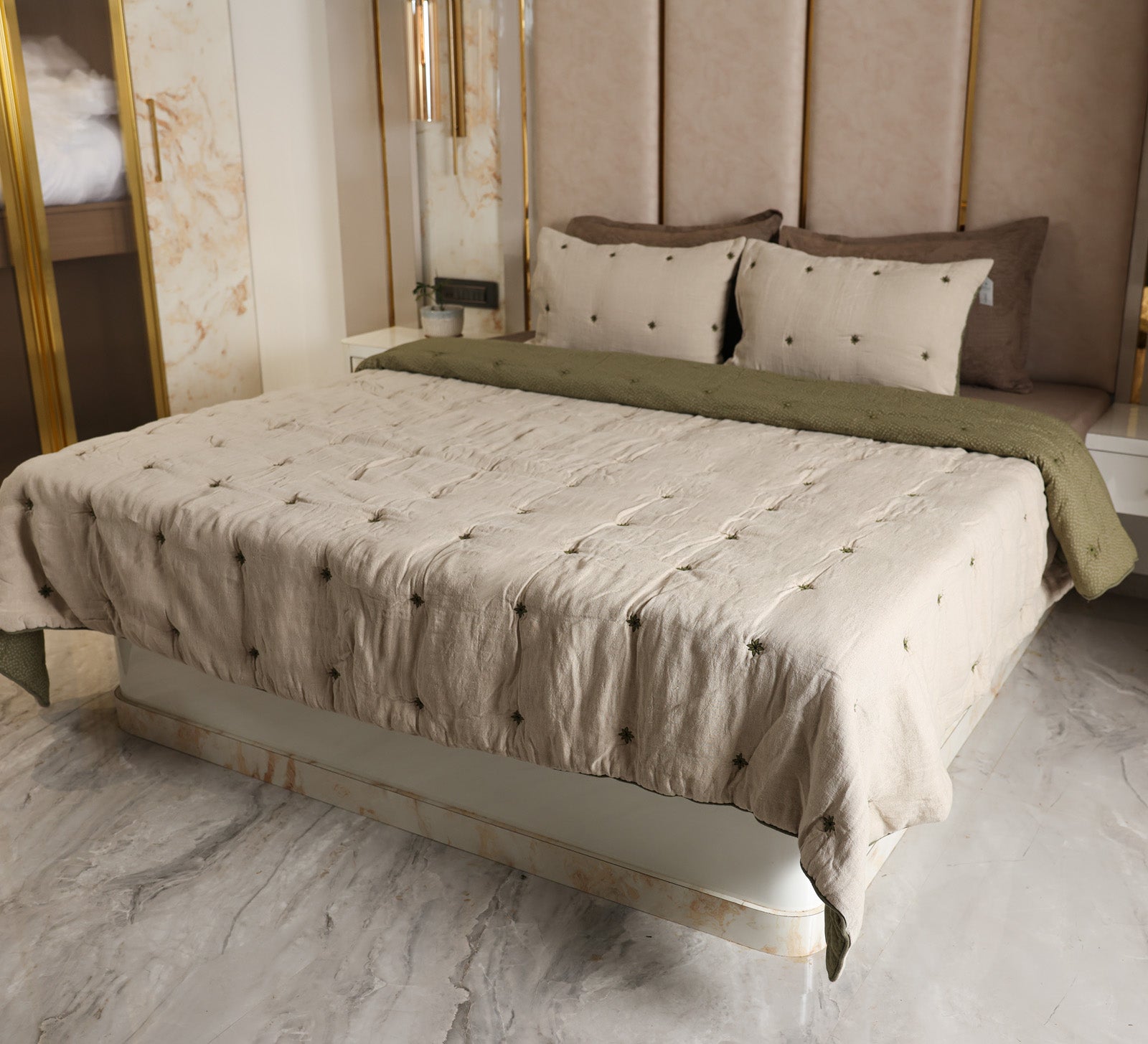 Flower tuck double bed quilt