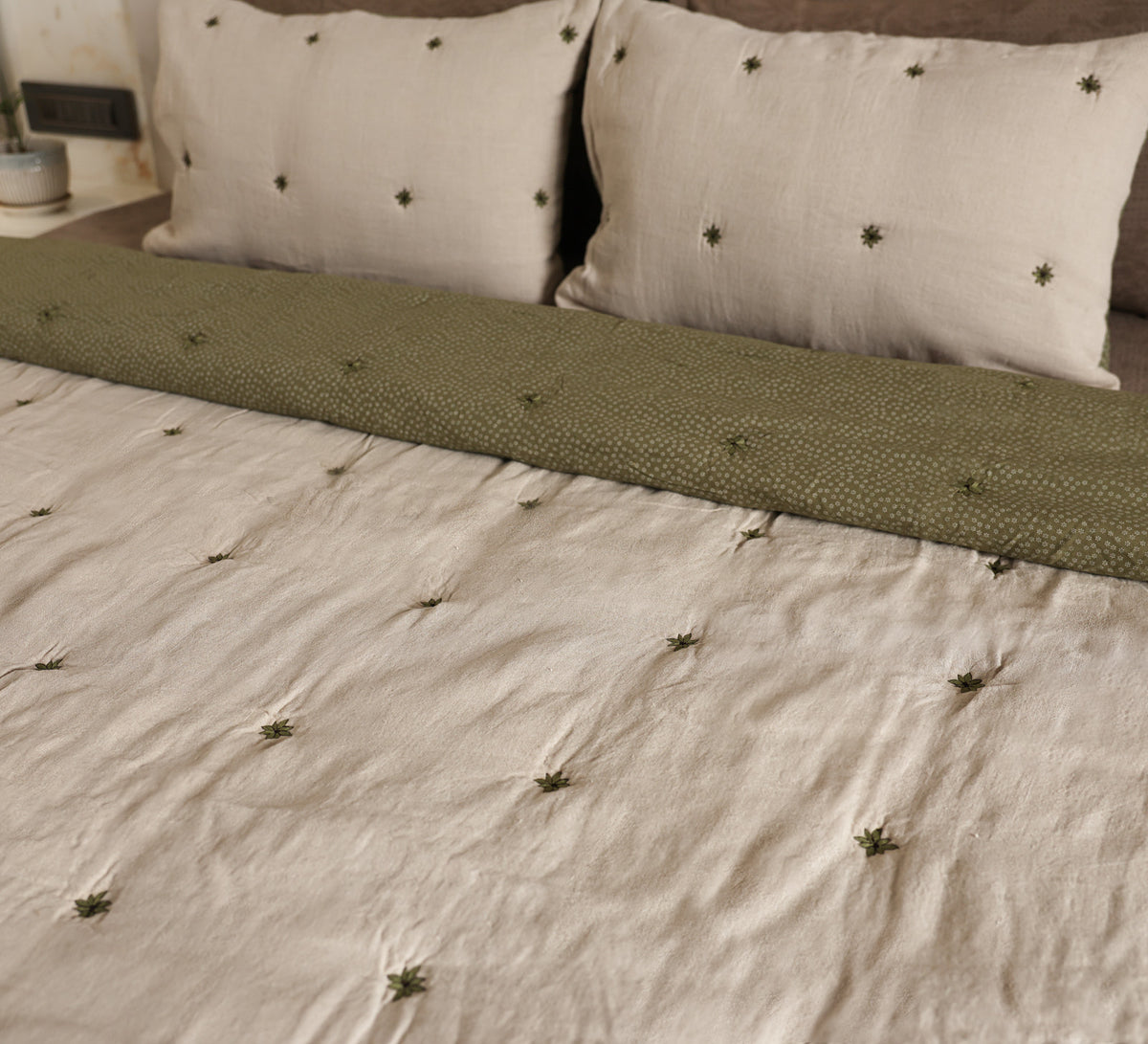 Flower tuck double bed quilt
