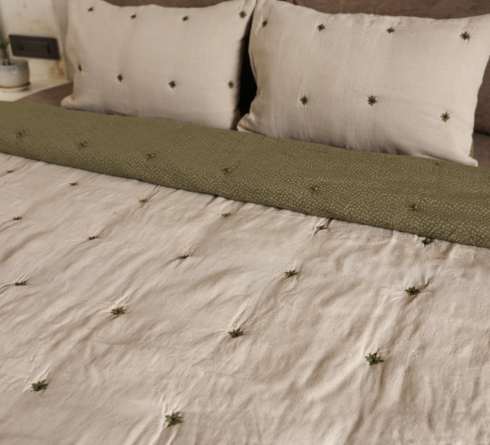 Flower tuck double bed quilt