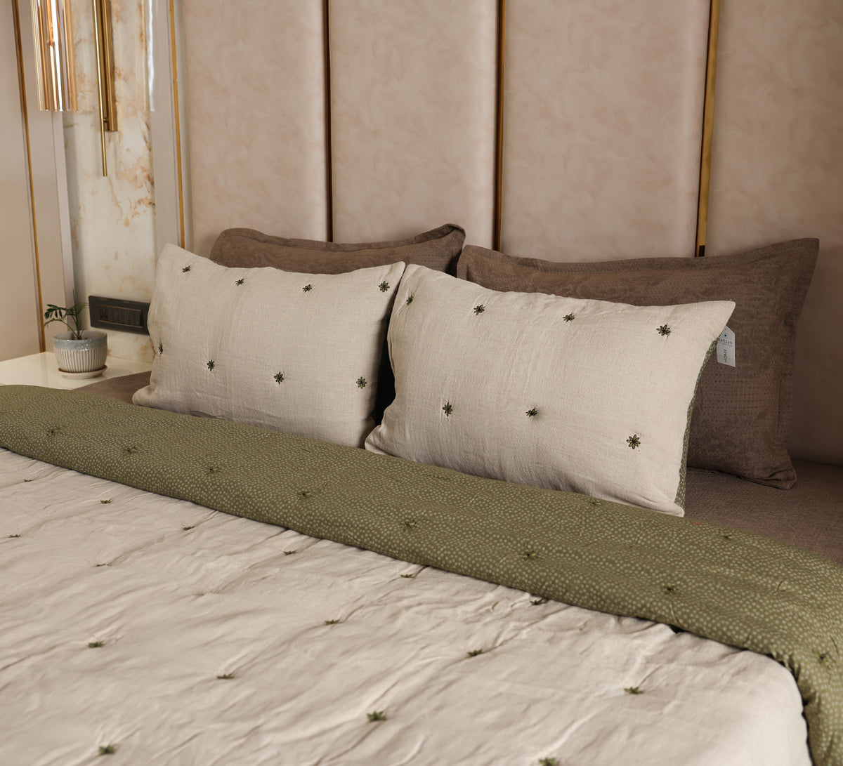 Flower tuck double bed quilt