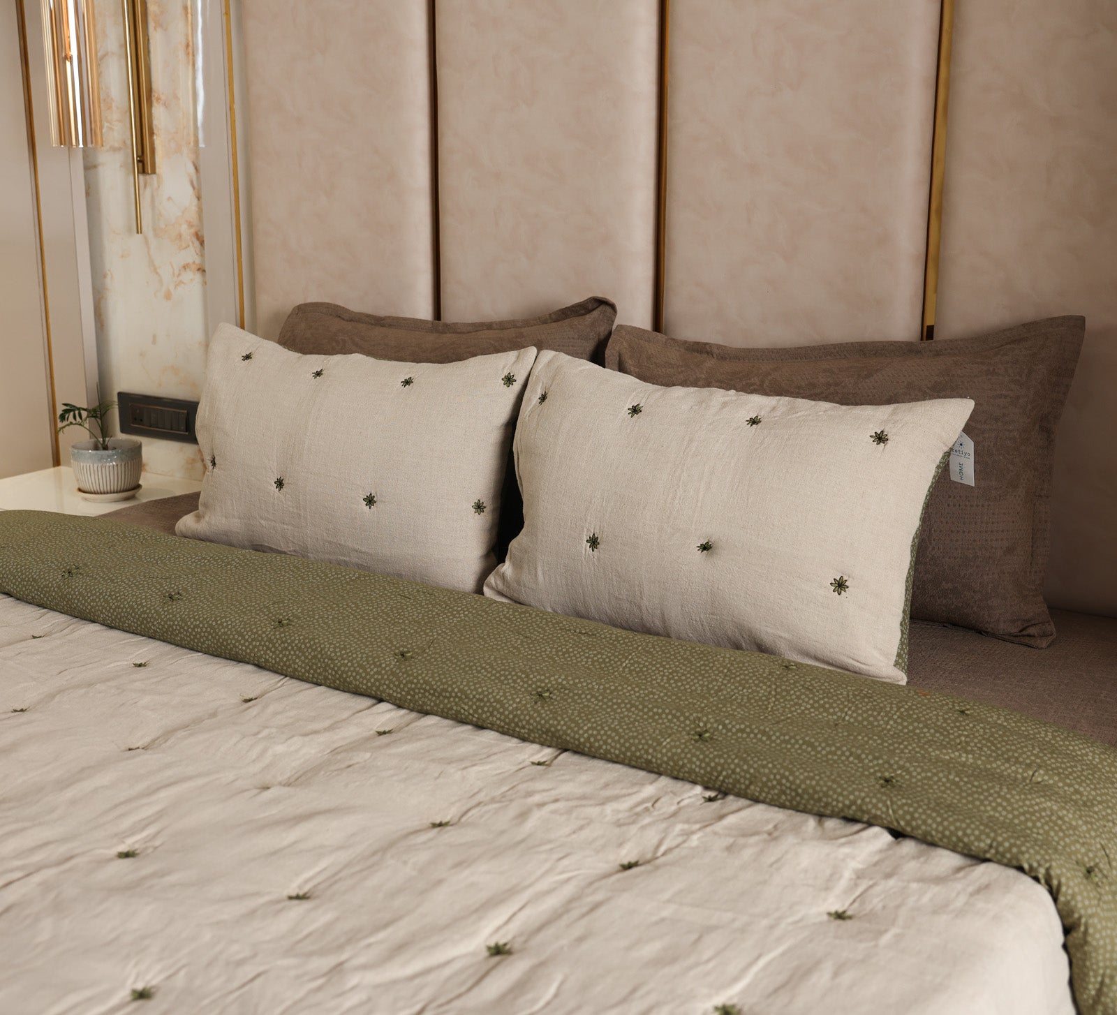 Flower tuck double bed quilt