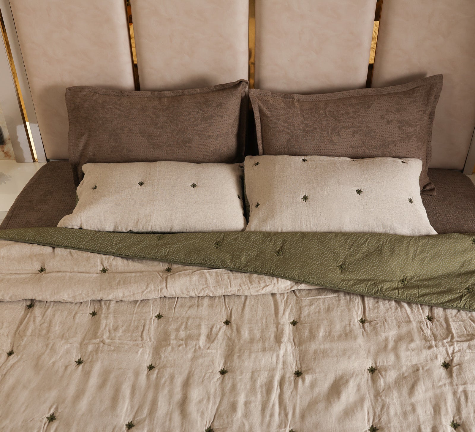 Flower tuck double bed quilt