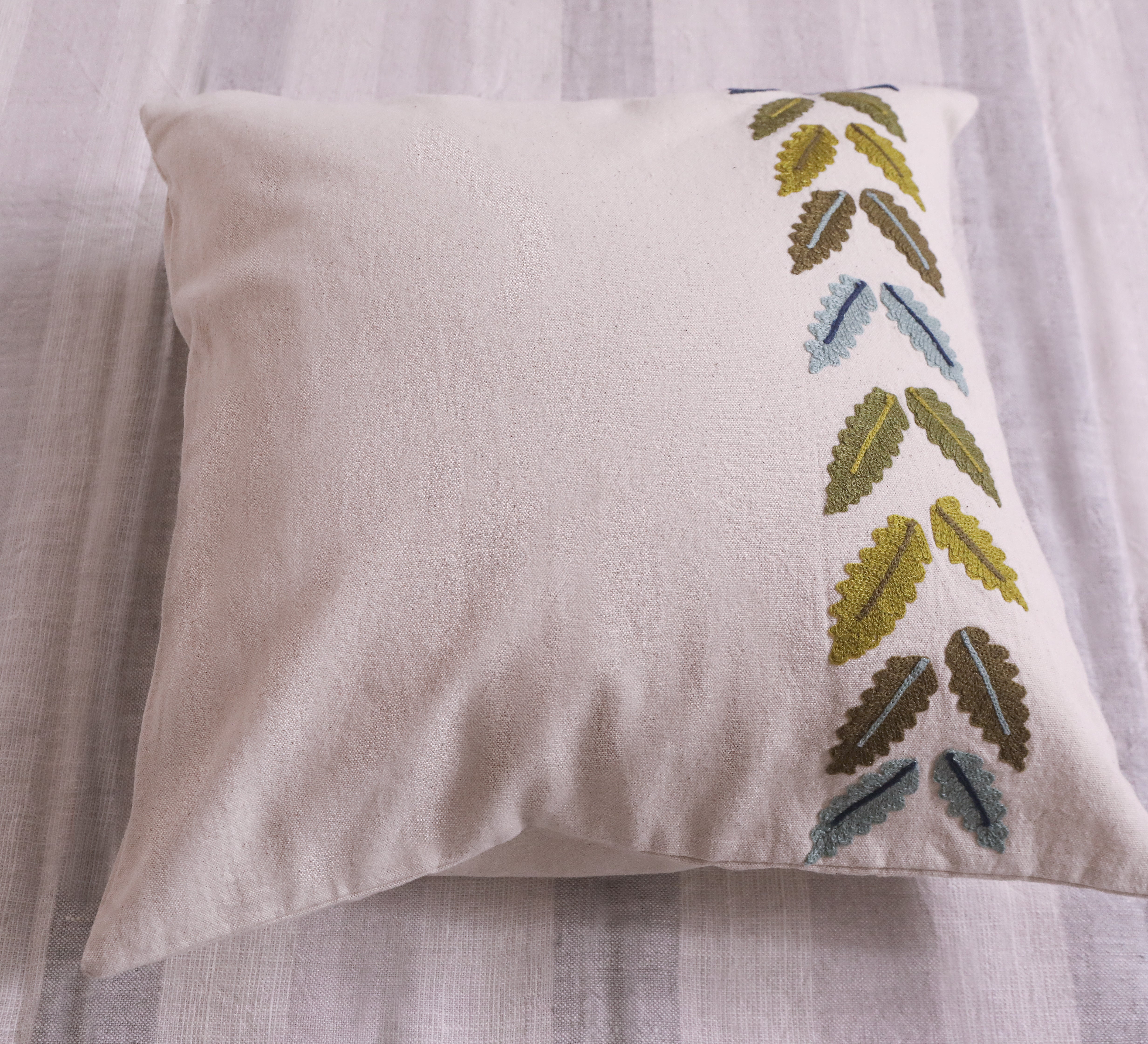 Leaves Tufting 100% cotton Cushion Cover.