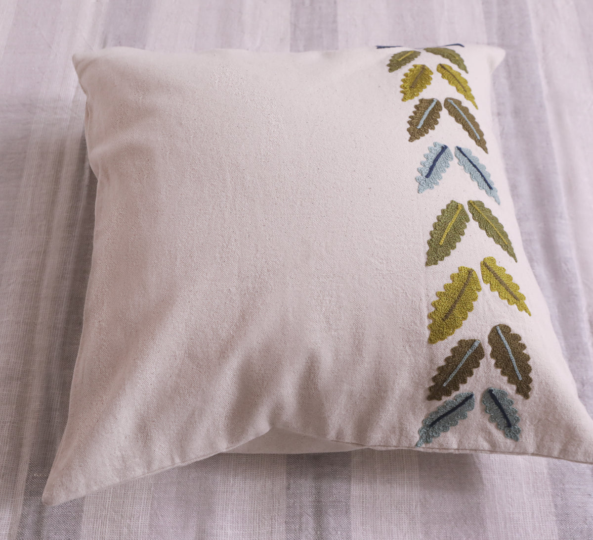 Leaves Tufting 100% cotton Cushion Cover.