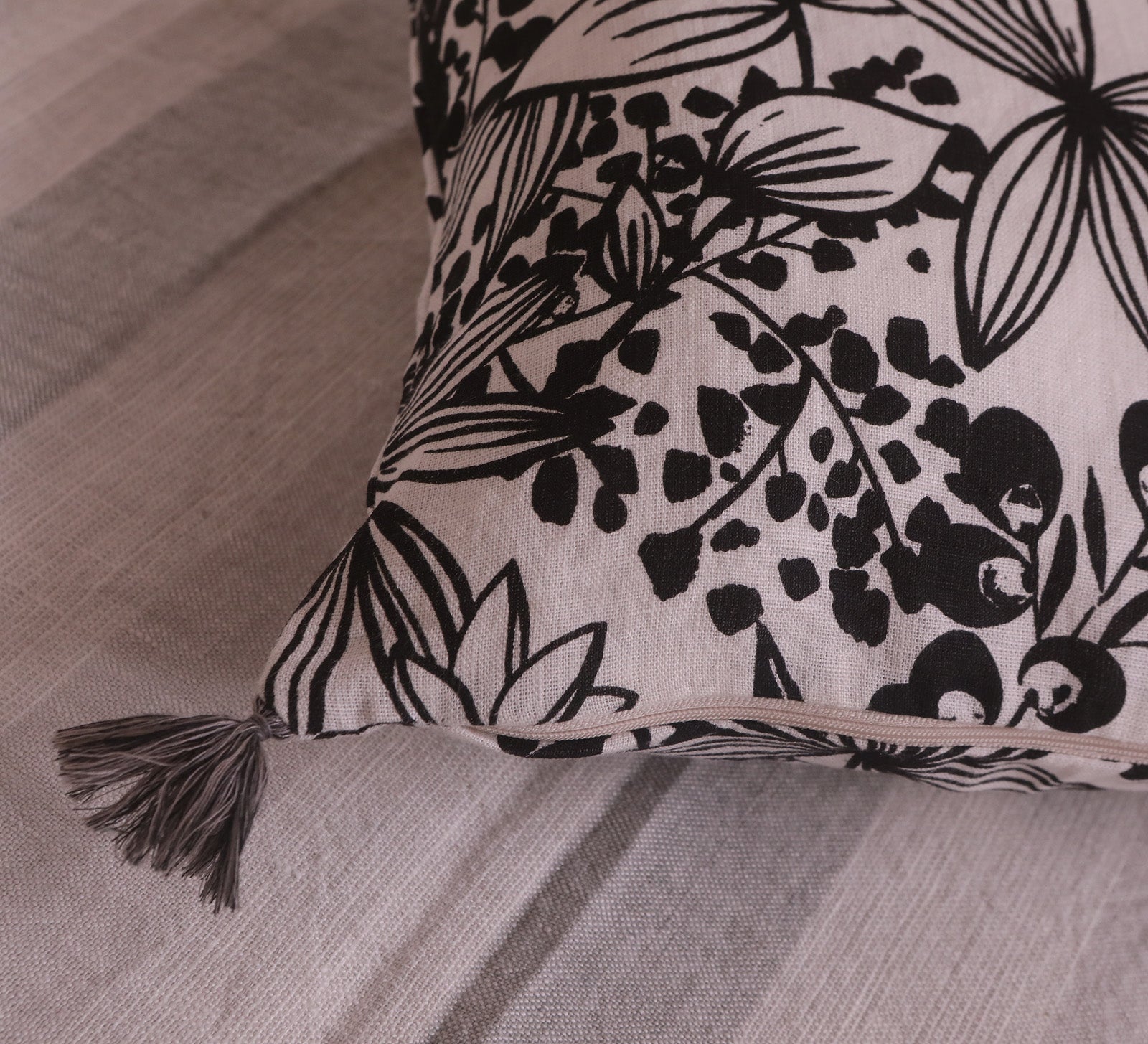 Black Forest leaves Lumbar cushion covers