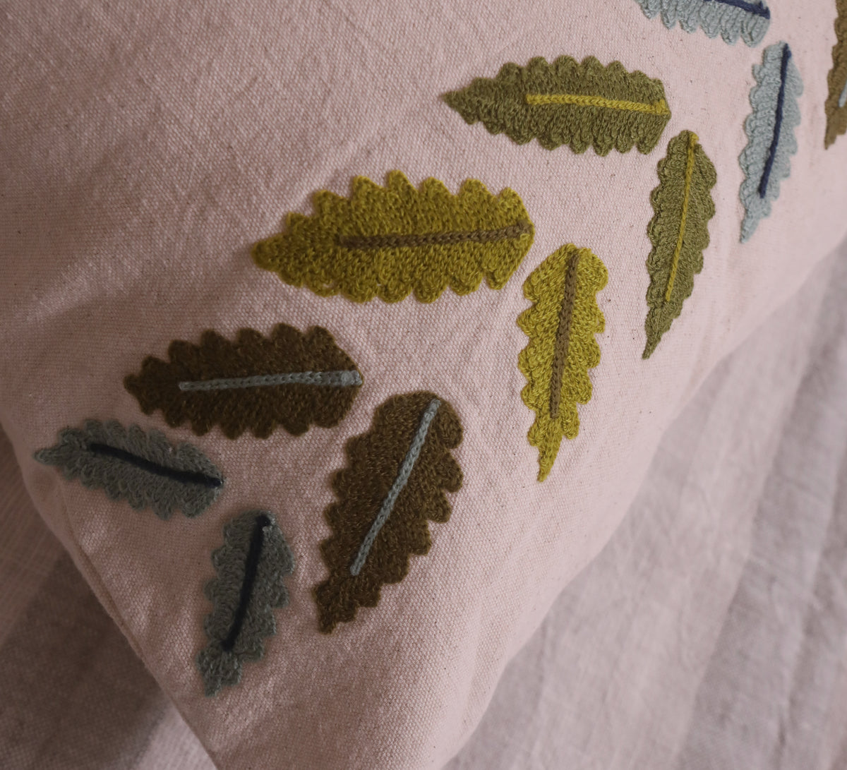 Leaves Tufting 100% cotton Cushion Cover.