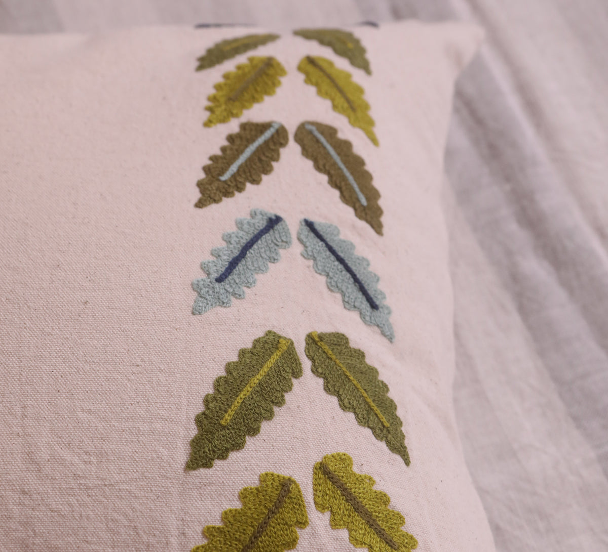 Leaves Tufting 100% cotton Cushion Cover.