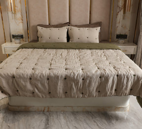 Flower tuck double bed quilt