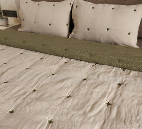 Flower tuck double bed quilt
