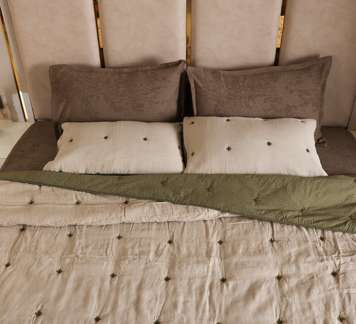 Flower tuck double bed quilt